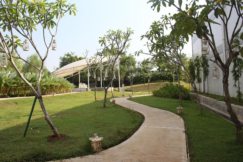 Front One Akshaya Hotel Karawang - Teras