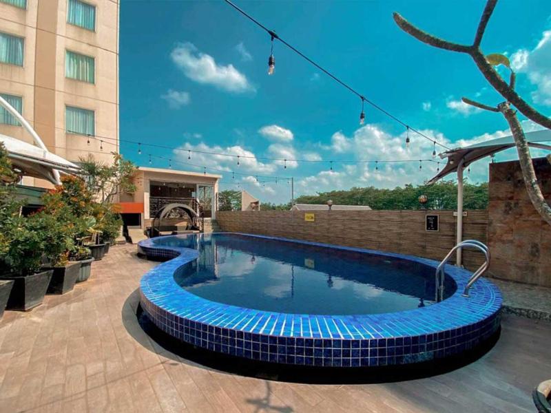 Sapphire Sky Hotel BSD City - Havuz