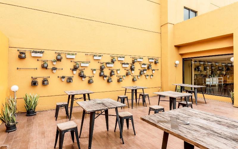 Yellow Bee Hotel Tangerang - Teras