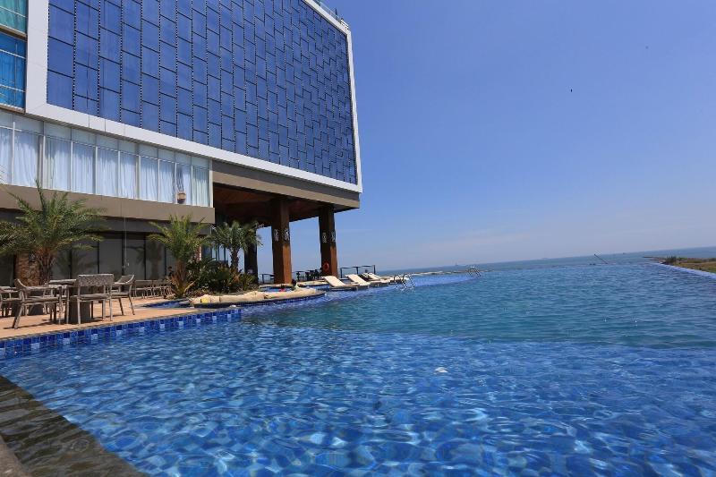 The Rinra Makassar - Havuz