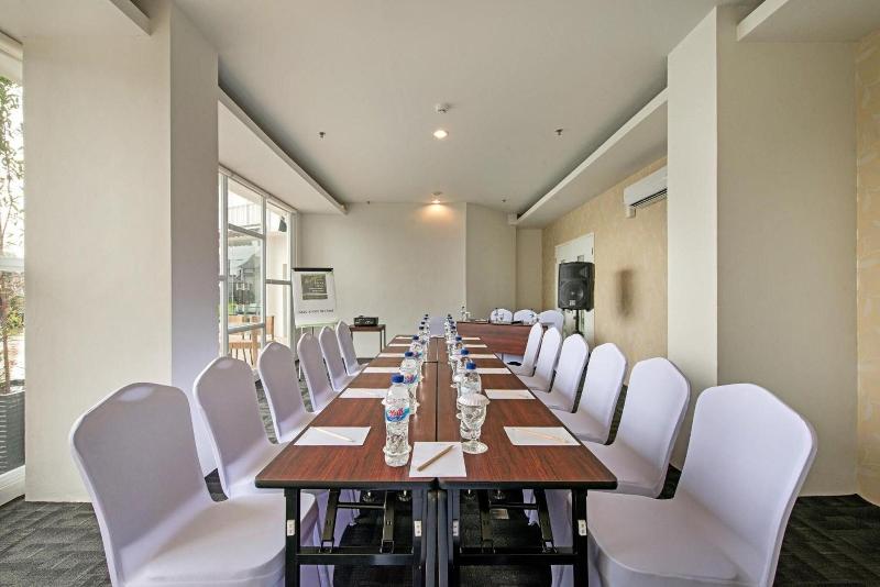 Whiz Prime Hasanudin Makassar - Toplantı