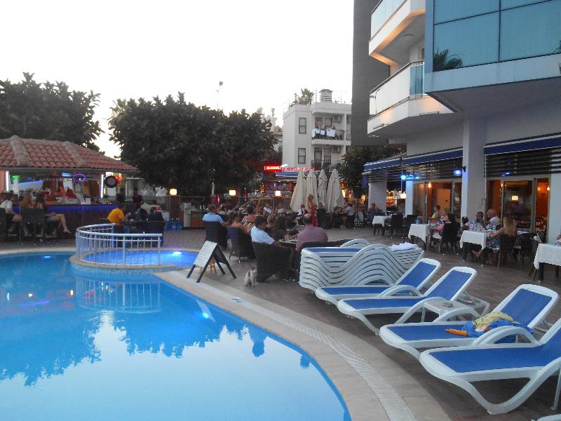 Parador Beach Hotel - Havuz