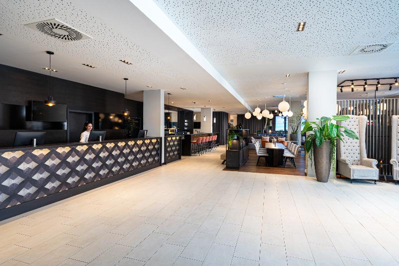 Leonardo Hotel Vienna Hauptbahnhof - Lobi