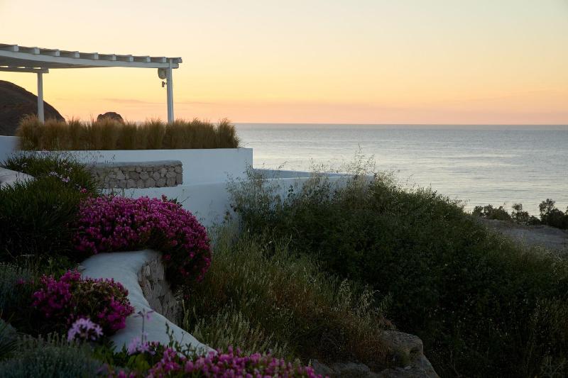 Milos Breeze - Genel