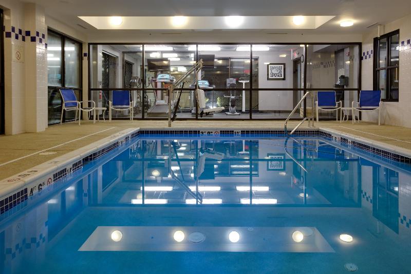 Holiday Inn Express & Suites Meadowlands Area IHG - Havuz