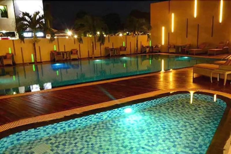 Nagoya Hill Hotel Batam - Havuz