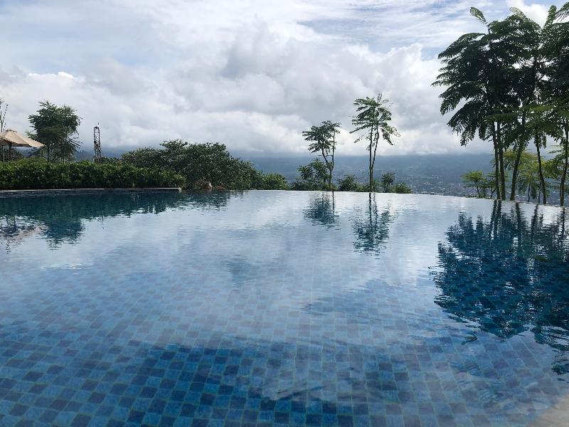 Amartahills Hotel and Resort Batu - Havuz
