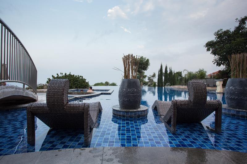 Amartahills Hotel and Resort Batu - Havuz