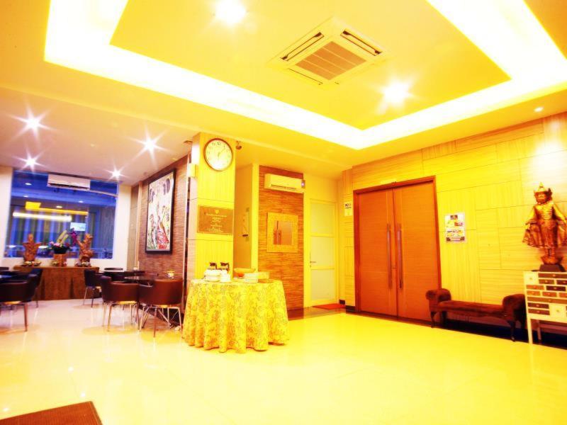 Avira Hotel Panakkukang - Lobi