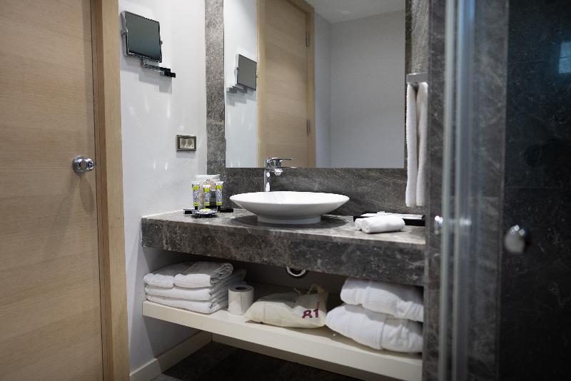 No 81 Hotel - Oda