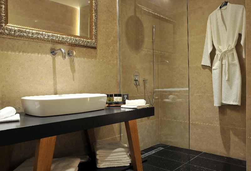 Athenaeum Grand Hotel - Oda