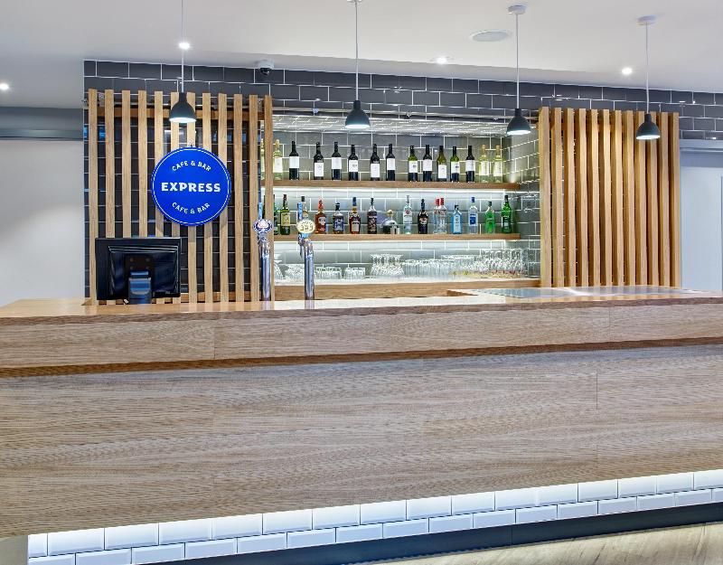 Holiday Inn Express London Ealing - Bar