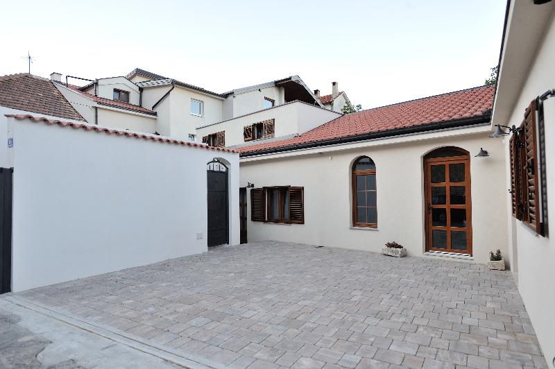 Villa Divani - Genel