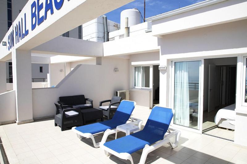 Sun Hall Beach Hotel Apts - Plaj