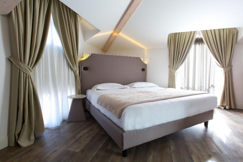 Al Campanile Aparthotel & Suite - Oda