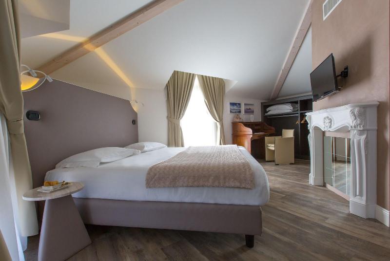Al Campanile Aparthotel & Suite - Oda