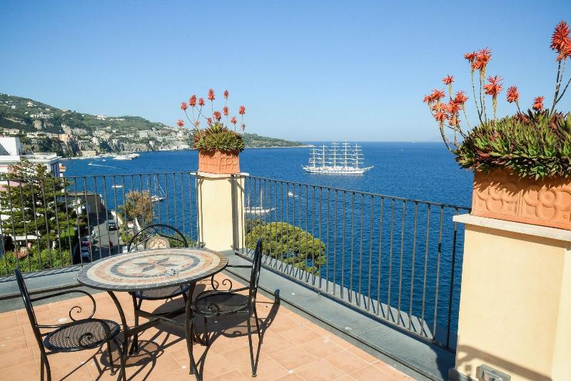 Villa Crawford - Genel