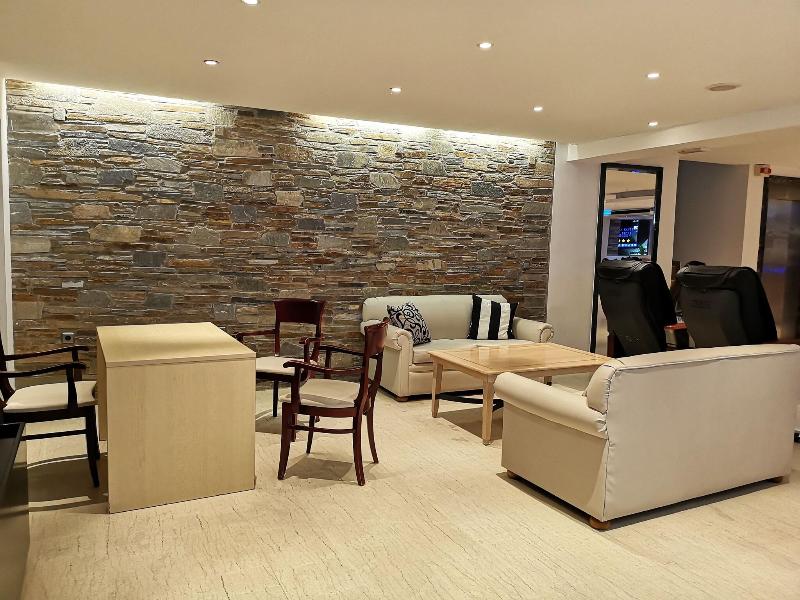 Elmi Suites Beach Hotel - Lobi