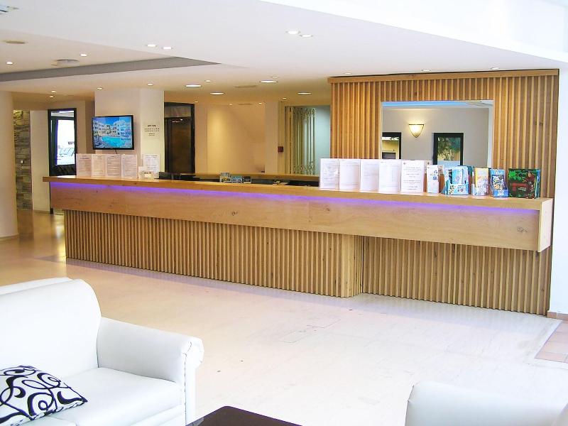 Elmi Suites Beach Hotel - Lobi