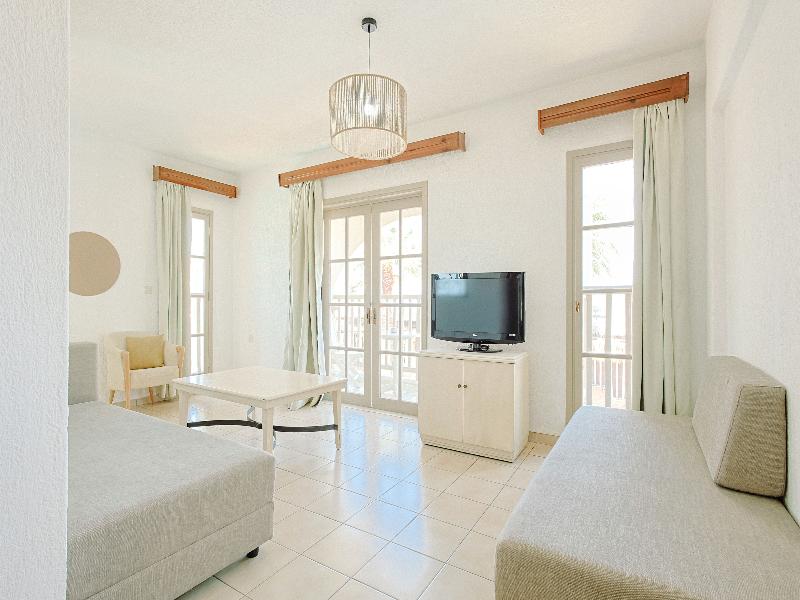 Elmi Suites Beach Hotel - Oda