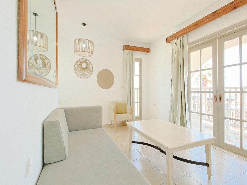 Elmi Suites Beach Hotel - Oda