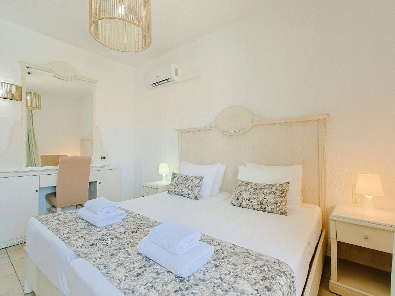 Elmi Suites Beach Hotel - Oda