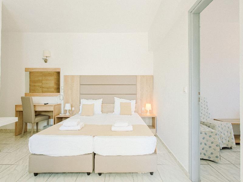 Elmi Suites Beach Hotel - Oda