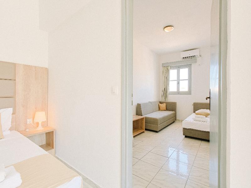 Elmi Suites Beach Hotel - Oda