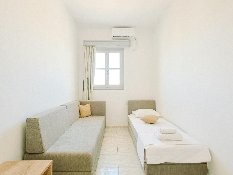 Elmi Suites Beach Hotel - Oda