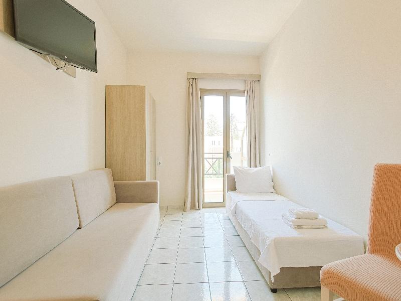 Elmi Suites Beach Hotel - Oda