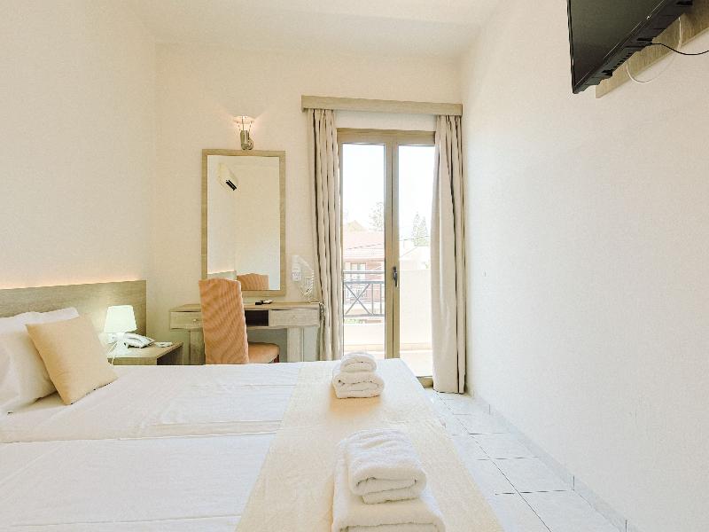Elmi Suites Beach Hotel - Oda