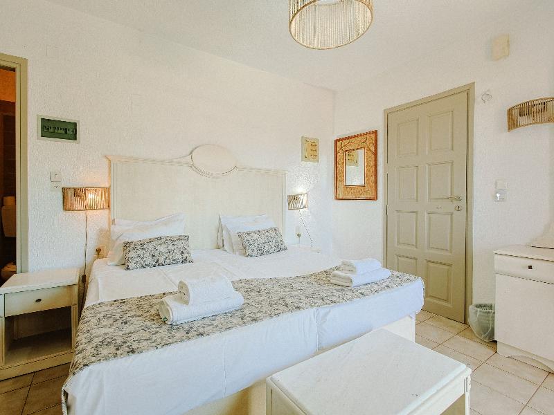 Elmi Suites Beach Hotel - Oda