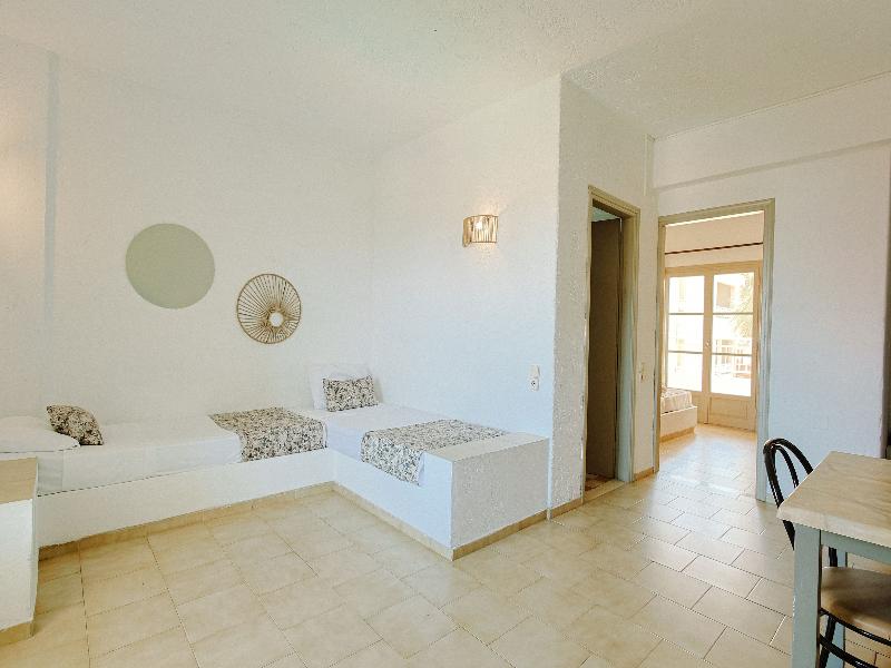 Elmi Suites Beach Hotel - Oda