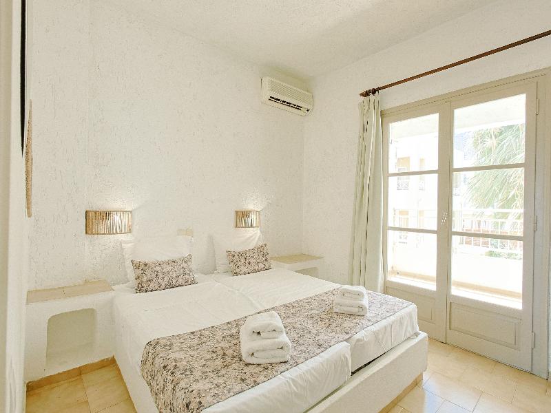 Elmi Suites Beach Hotel - Oda