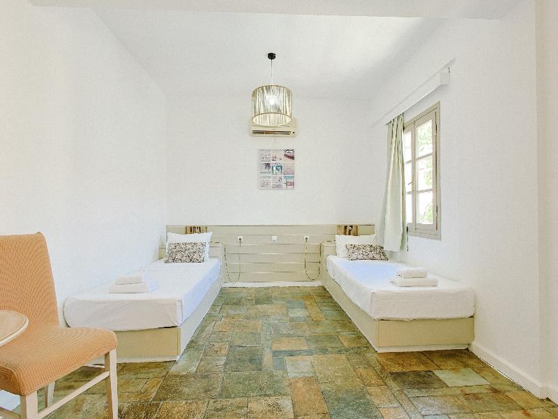 Elmi Suites Beach Hotel - Oda
