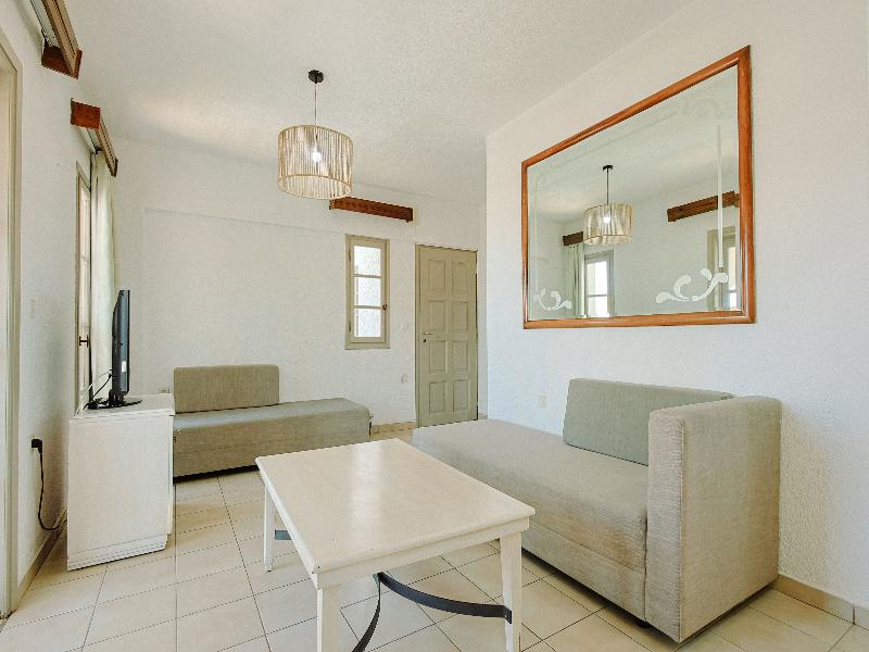 Elmi Suites Beach Hotel - Oda
