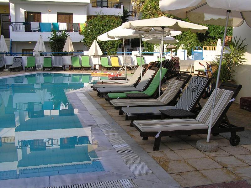 Elmi Suites Beach Hotel - Havuz
