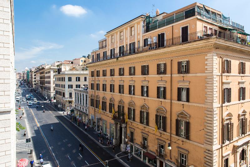 Monti First - Teras