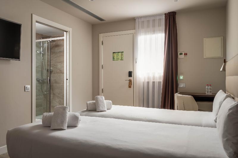 Arya Stadium Hotel - Oda
