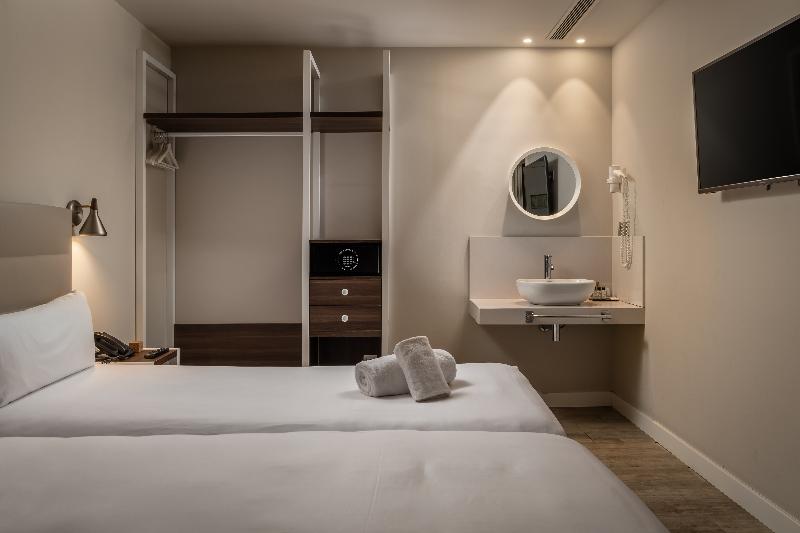 Arya Stadium Hotel - Oda