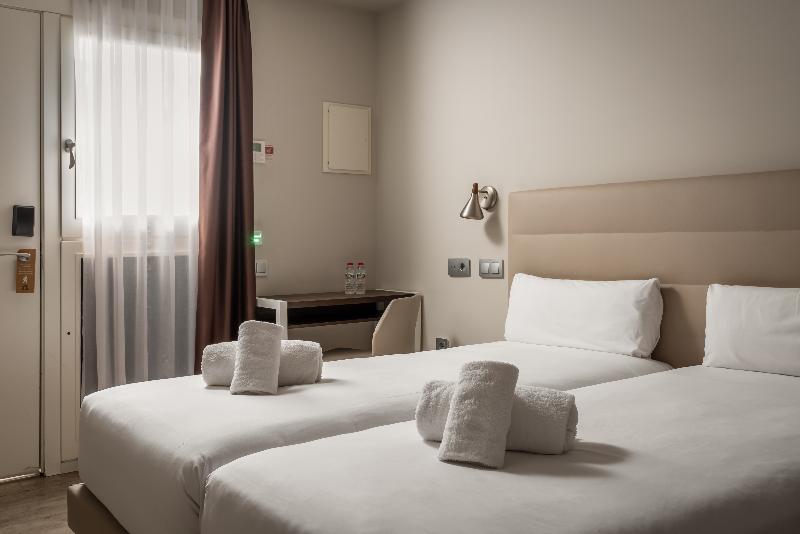 Arya Stadium Hotel - Oda