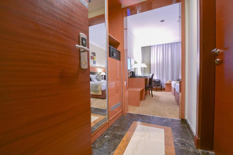 Al Ansar Golden Tulip - Oda
