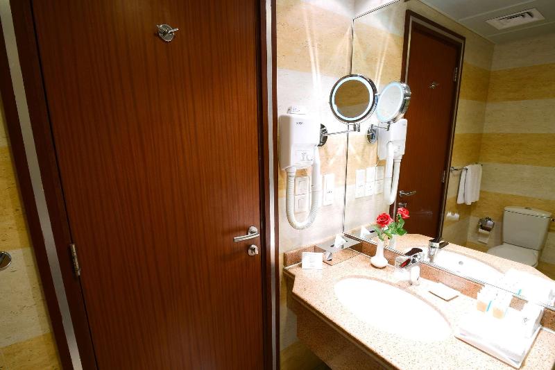 Al Ansar Golden Tulip - Oda