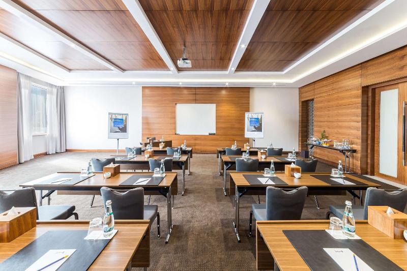 Radisson Blu Hotel Dubai Waterfront - Toplantı