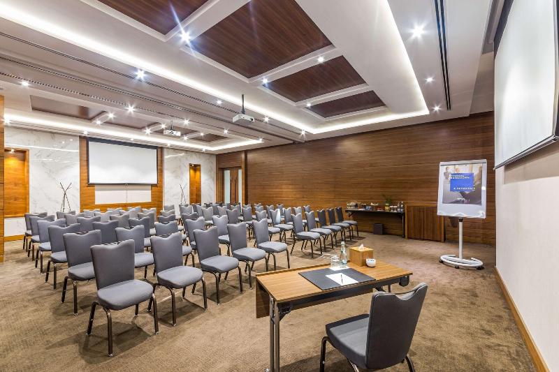 Radisson Blu Hotel Dubai Waterfront - Toplantı