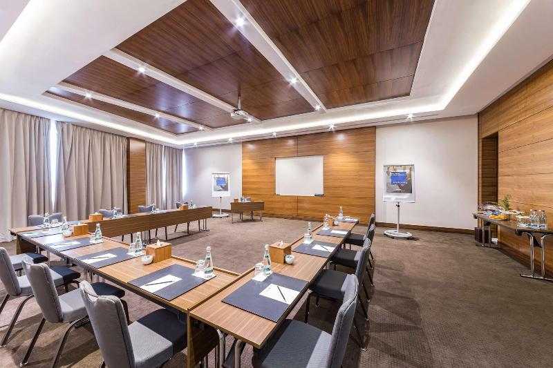 Radisson Blu Hotel Dubai Waterfront - Toplantı