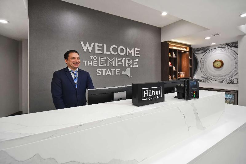 Hampton Inn NY-JFK - Lobi