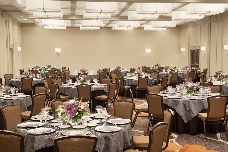Hilton New York JFK Airport (CLOSED) - Restoran