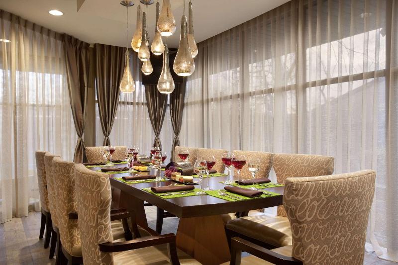 Hilton New York JFK Airport (CLOSED) - Restoran