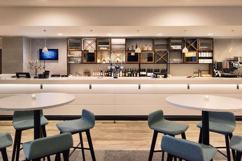 Hampton by Hilton Stansted Airport - Lobi